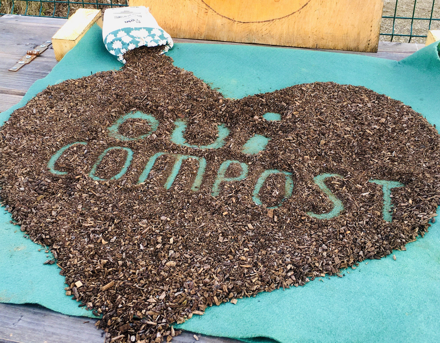 Compost lyonnais produit au cœur de la ville de Lyon par OuiCompost Formulaire de contact OuiCompost pour la collecte de biodéchets et la vente de compost à Lyon. Un cœur de compost produit à Lyon à partir des déchets alimentaires collectés par OuiCompost chez les professionnels dans la Métropole Lyonnaise. Un pochon de compost posé sur un bac à compost en bois et avec du compost renversé sur la surface du bac pour former un cœur au centre duquel est écrit OuiCompost.