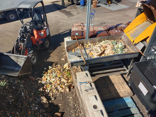 Processus de traitement des déchets alimentaires des professionnels à Lyon Table de tri des déchets organiques sur le site de compostage OuiCompost à Lyon, tri manuel pour éliminer le plastique et garantir un compost de qualité issu des biodéchets des professionnels.