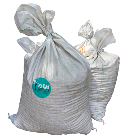 Sac de compost acheter à Lyon chez OuiCompost 20kg Compost lyonnais produit par la société de compostage des biodéchets à Lyon OuiCompost emballé dans un sac blanc de 20 kg et prêt pour la vente de compost aux particuliers à Lyon 7.