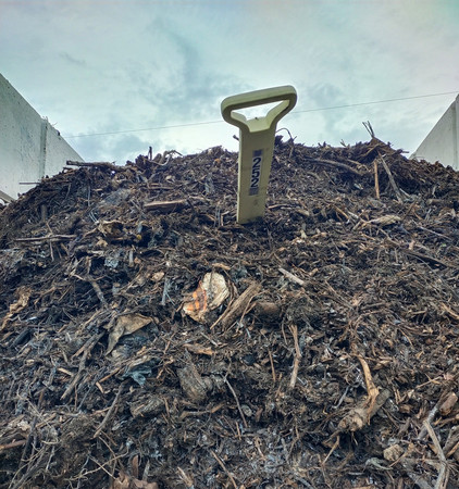 Tas de compost en maturation sur le site de compostage à Lyon OuiCompost Compostage avec hygiénisation : montée en température mesurée par sonde pour détruire les agents pathogènes dans les déchets alimentaires d’origine animale, selon l’agrément sanitaire.