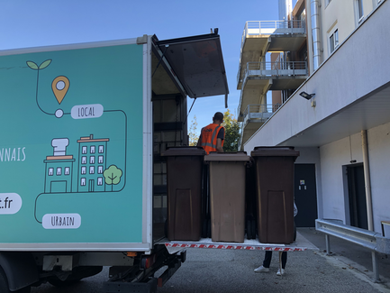 Chargement des bacs 120 litres dans un fourgon OuiCompost pour la collecte des déches organiques Un collecteur de OuiCompost sur un hayon du camion de OuiCompost déchargent les bacs marrons de 120 litres pour réaliser une collecte des déchets organiques des professionnels à Lyon. Le camion permet de récupérer des volumes importants de déchets alimentaires dans la Métropole lyonnaise.