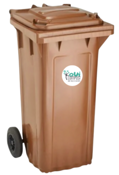 Bac_roulant_120L_Bac_a_compost_120L_Collecte_de_dechets_Lyon_Ouicompost Une poubelle marron de 120L à deux roulettes noires et avec un couvercle à bascule. Un logo de OuiCompost est affiché sur le bac. Ce bac roulant de 120l est utilisé par OuiCompost pour la collecte des biodéchets à Lyon.