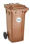 Une poubelle marron de 120L à deux roulettes noires et avec un couvercle à bascule. Un logo de OuiCompost est affiché sur le bac. Ce bac roulant de 120l est utilisé par OuiCompost pour la collecte des biodéchets à Lyon. 