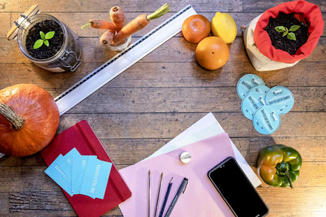 Gestion transparente et responsable des dossiers clients chez OuiCompost Bureau organisé avec des outils de travail, des légumes et du terreau illustrant la gestion durable des clients chez OuiCompost, acteur de la valorisation des biodéchets à Lyon
