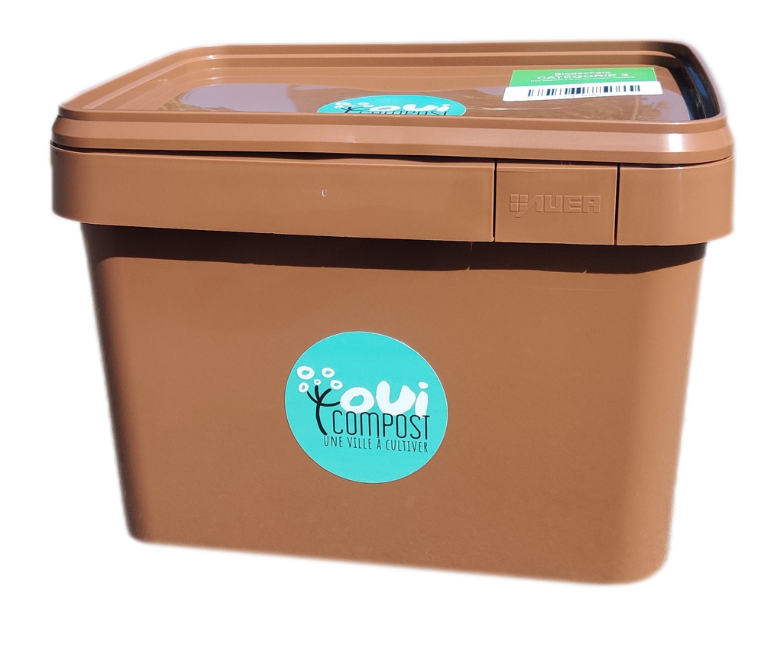 Un seau marron de 22 litres pour fourni par OuiCompost pour trier et collecter les biodéchets dans votre structure. Un seau a une anse métallique pour le transport. C'est un bac à couvercle avec un logo OuiCompost collé dessus.